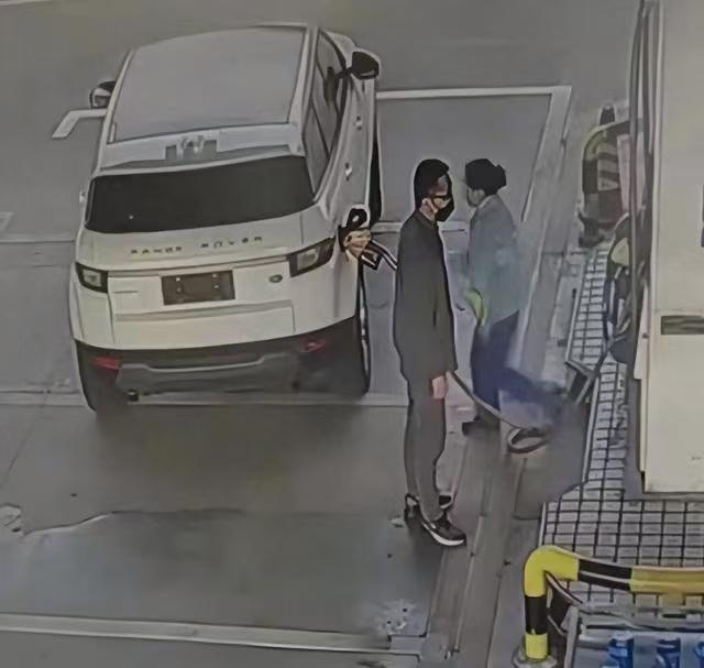 江西九江，一男子开着68.49万元的路虎SUV，去加油站加了500元92号汽油，