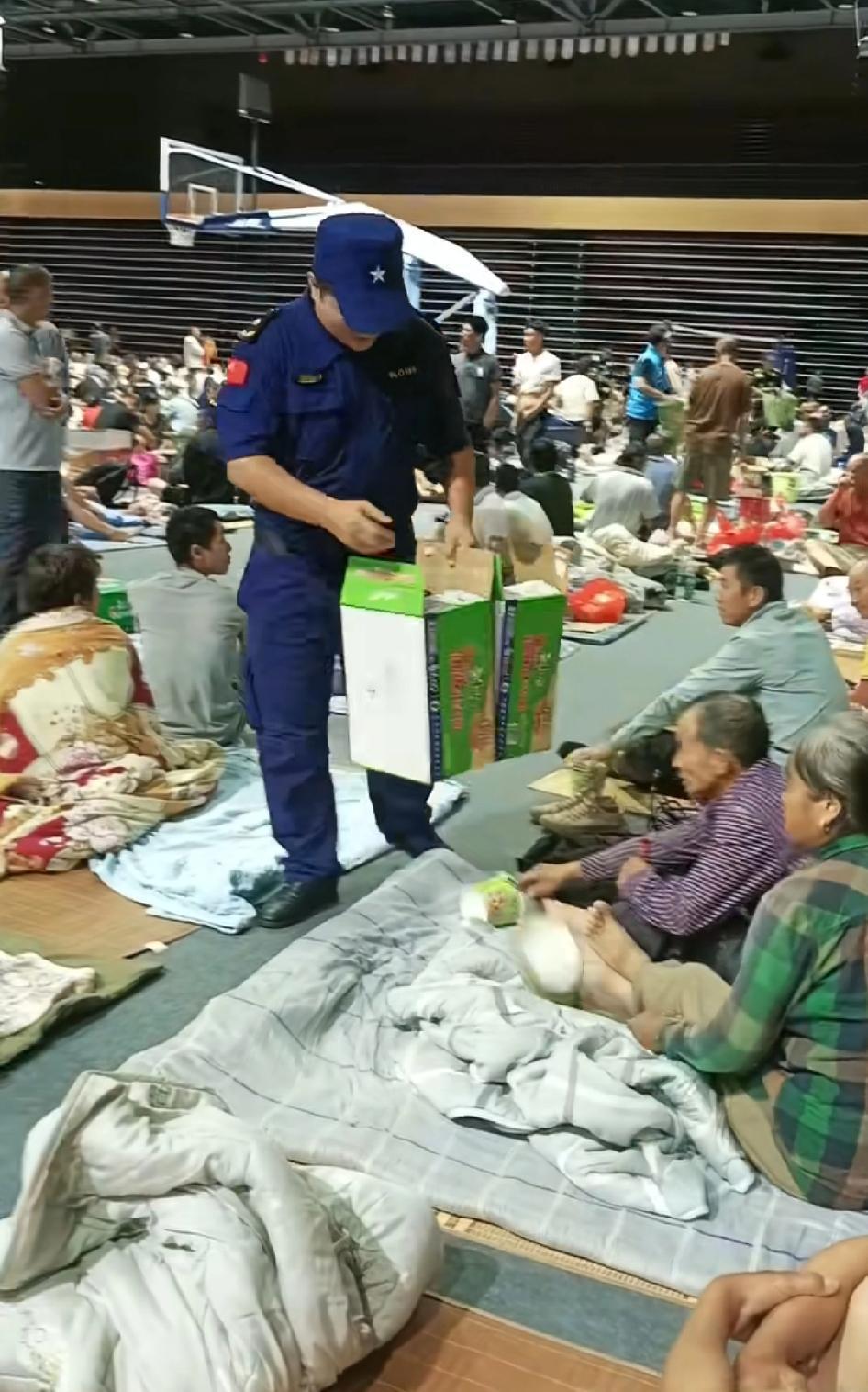 刚刷到一个人他在车里住，被警察发现了安排到学校住了，台风天政府都会安排那些住铁皮