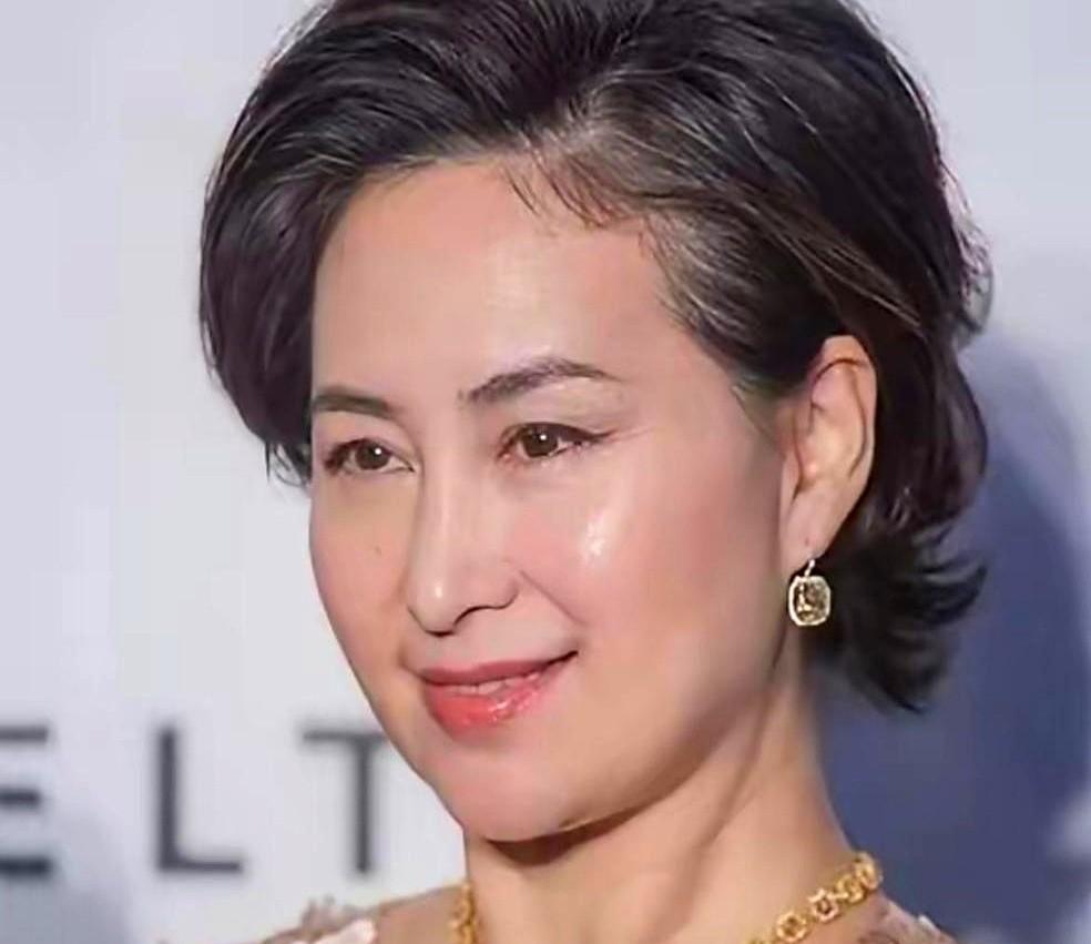 有次记者问何超琼：“您跟许晋亨结婚9年都没生娃她19岁进TVB就撞见了陈百强，