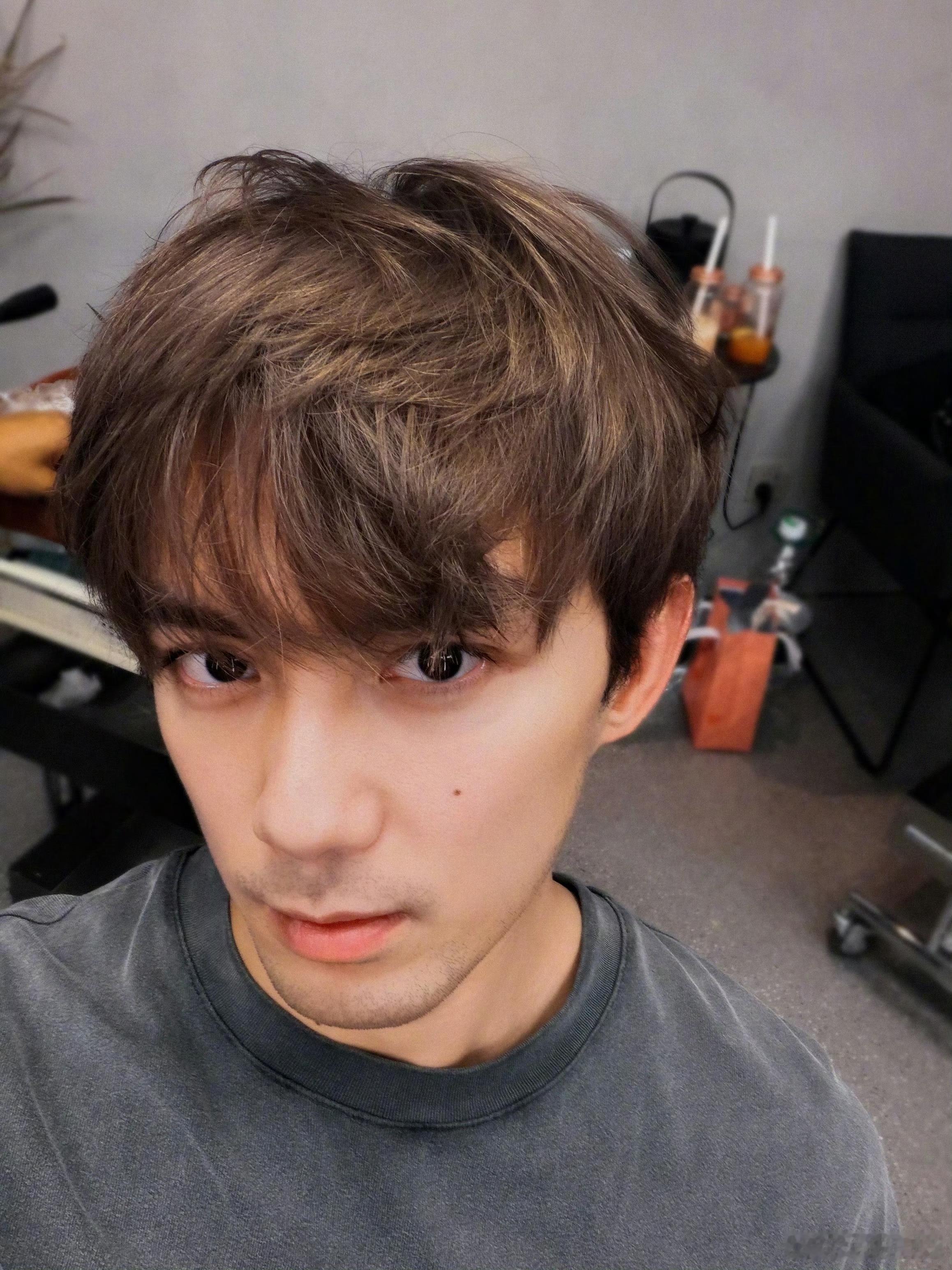吴磊爱上吴磊比呼吸还要简单吴磊还有四部待播作品｜吴磊染金发
