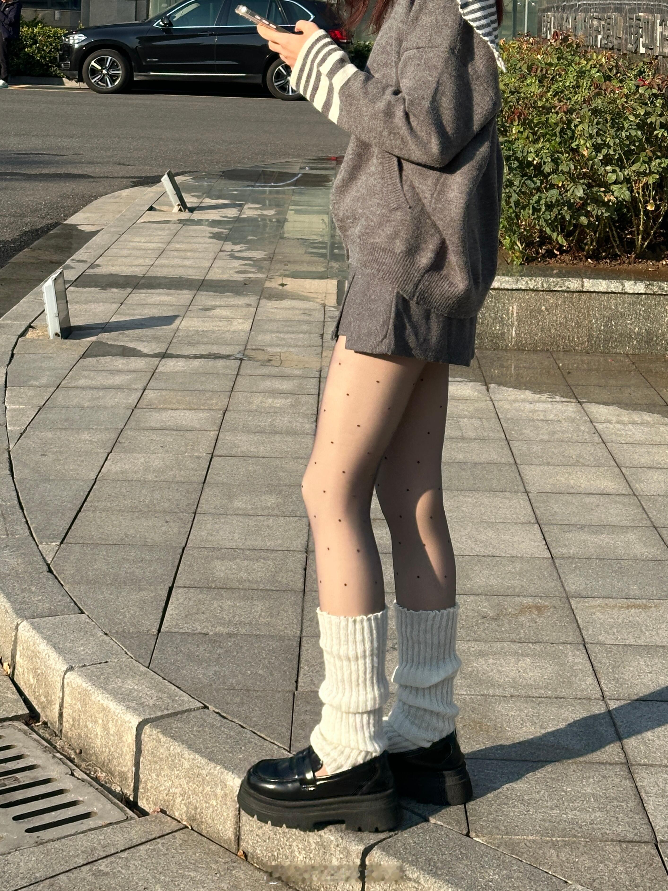 实况总该信了！！？（live）闺蜜穿黑丝真的好清透啊啊室外自然光就跟光腿神器一样