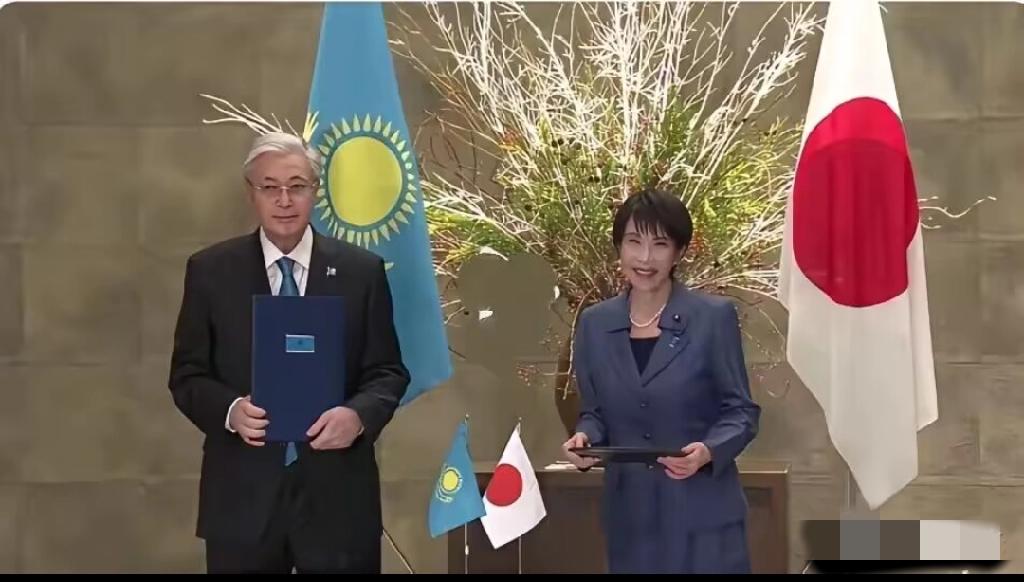 背刺中俄？托卡耶夫东京签14项协议，给日本送稀土“变色龙”实锤了！2025