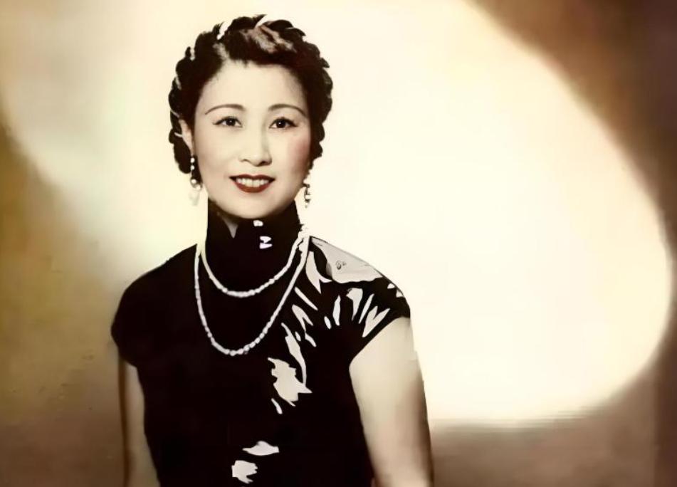 1985年，80岁严幼韵敲敲浴室门，无人回应，心里咯噔一下：出事了。她原本只是想
