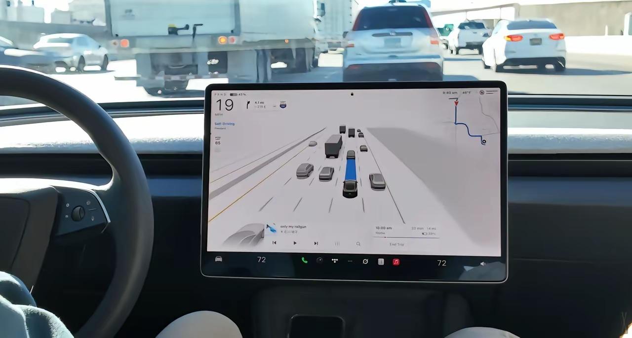 试了特斯拉最新的FSD，我琢磨出点不一样的。它现在停车入库，十回有九回非得给