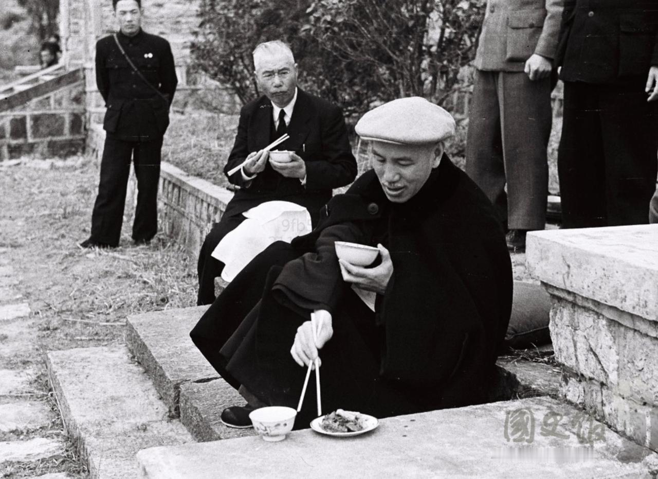 没想到这张两人在石阶上席地吃简餐的照片，正是国民党溃败前夕敲定金圆券、洗劫百姓财