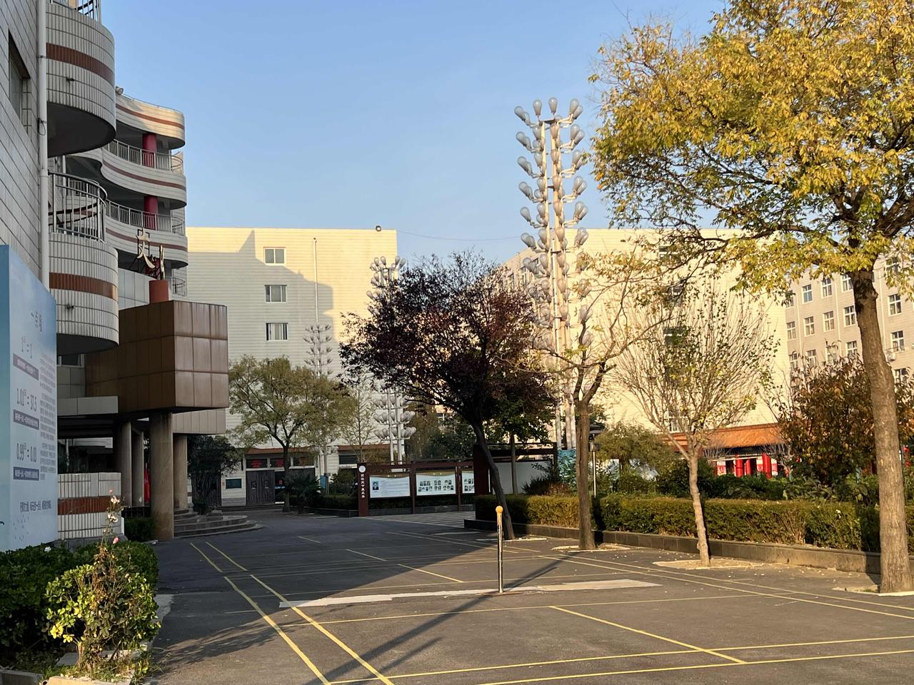 昨天晚上，高一年级的老师们聚在第二会议室，开了一个实实在在的会，就是专门商量孩子