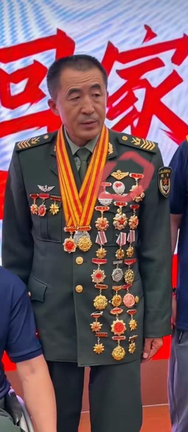 胸前这是飞行员的标志吗？不管是哪种兵种，飞行员都是军官，从来没有见过士官飞行员