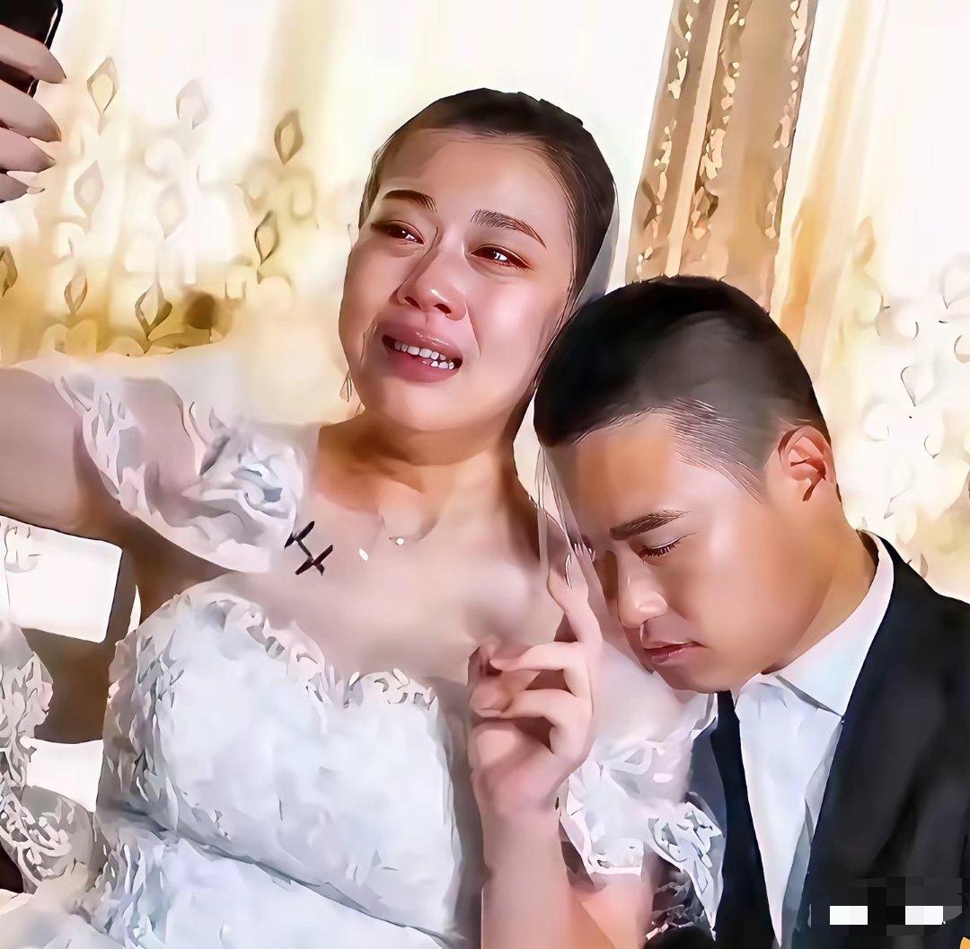 35岁新郎婚礼当天去世，很多人都在问死因。但我盯着一个细节看了很久；他是拜天地