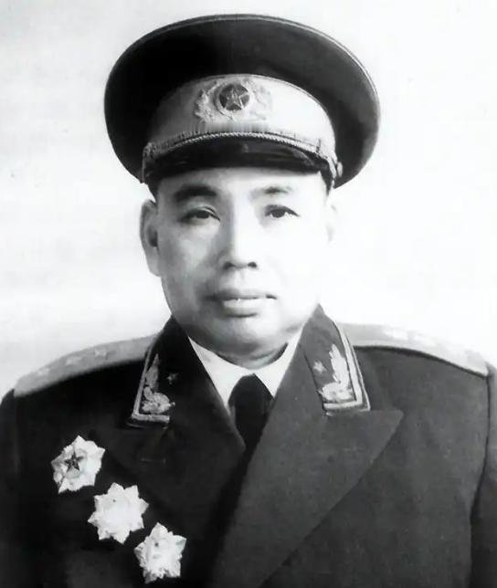 1952年，许世友回到老家探望亲人。没想到，他刚走进屋里，就看见了自己的三叔许存