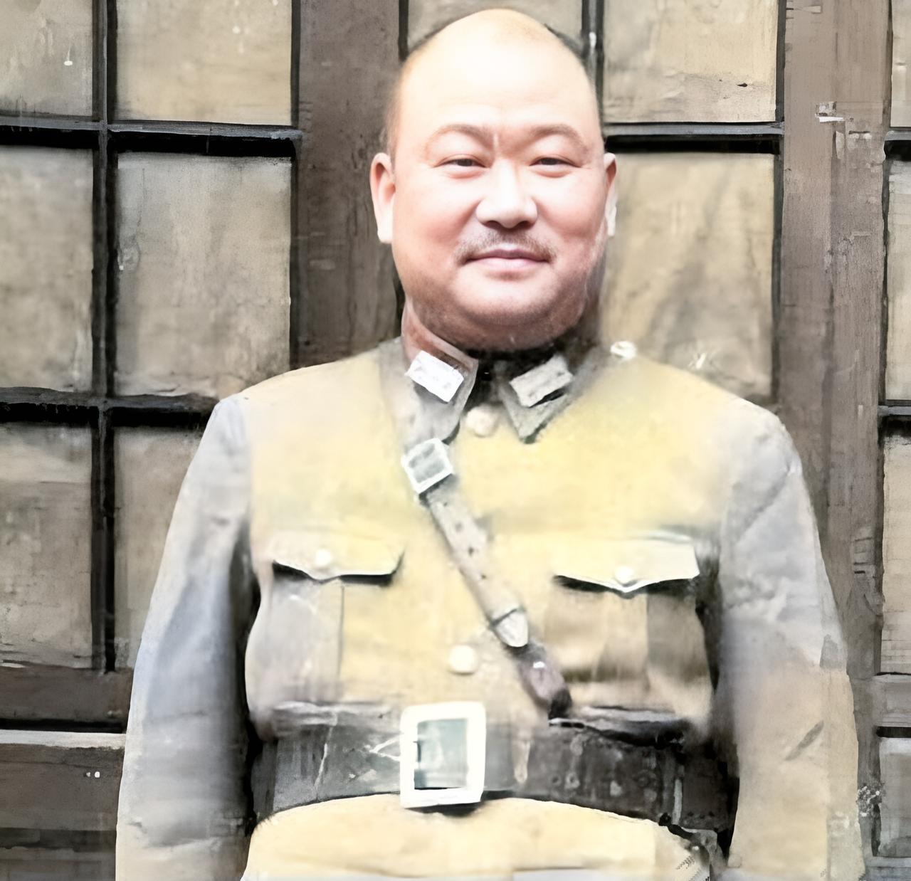 1949年，国民党上将带着一箱金条美钞逃到香港，结果被老部下堵在夜总会门口淮