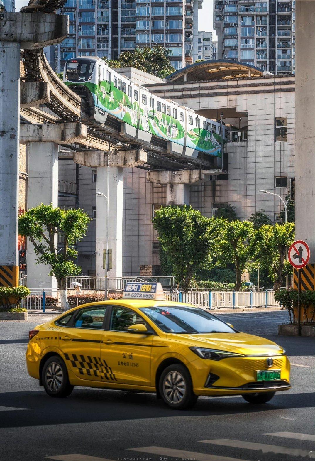 来重庆开车也是打卡一环重庆这路况真不是闹着玩的，山路、立交、陡坡加窄路，开一圈