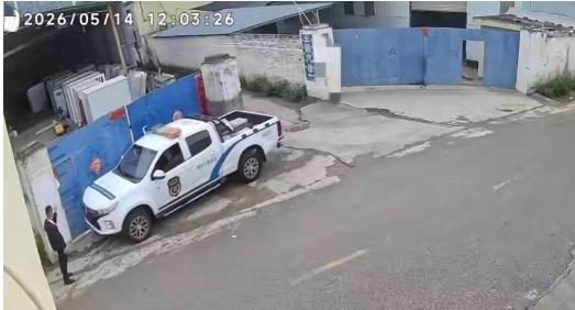 陕西西安，一老板开工厂，突然来一男子要他立刻停工，老板奇怪，你是干啥的要我停工？