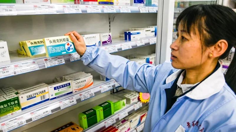 感冒都二十多天了，一直流鼻涕、咳嗽。在药店和医院总共买了四次药。前三次买药都是