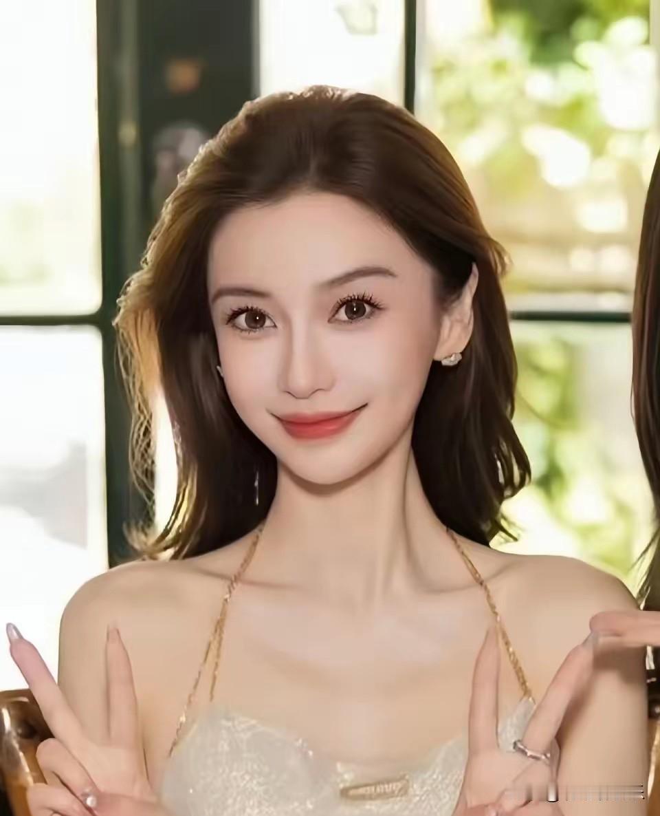 杨颖背上一袋奶龙玩偶，打了多少摆拍家长的脸五一假期尾巴，有网友在上海某游乐园