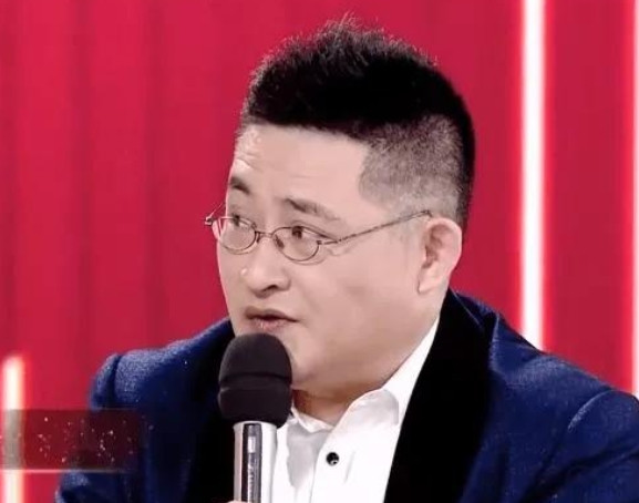 那年，在节目中，主持人问刘欢的弟弟刘啸：“你为什么不做歌手呢？是你哥不让你做吗？