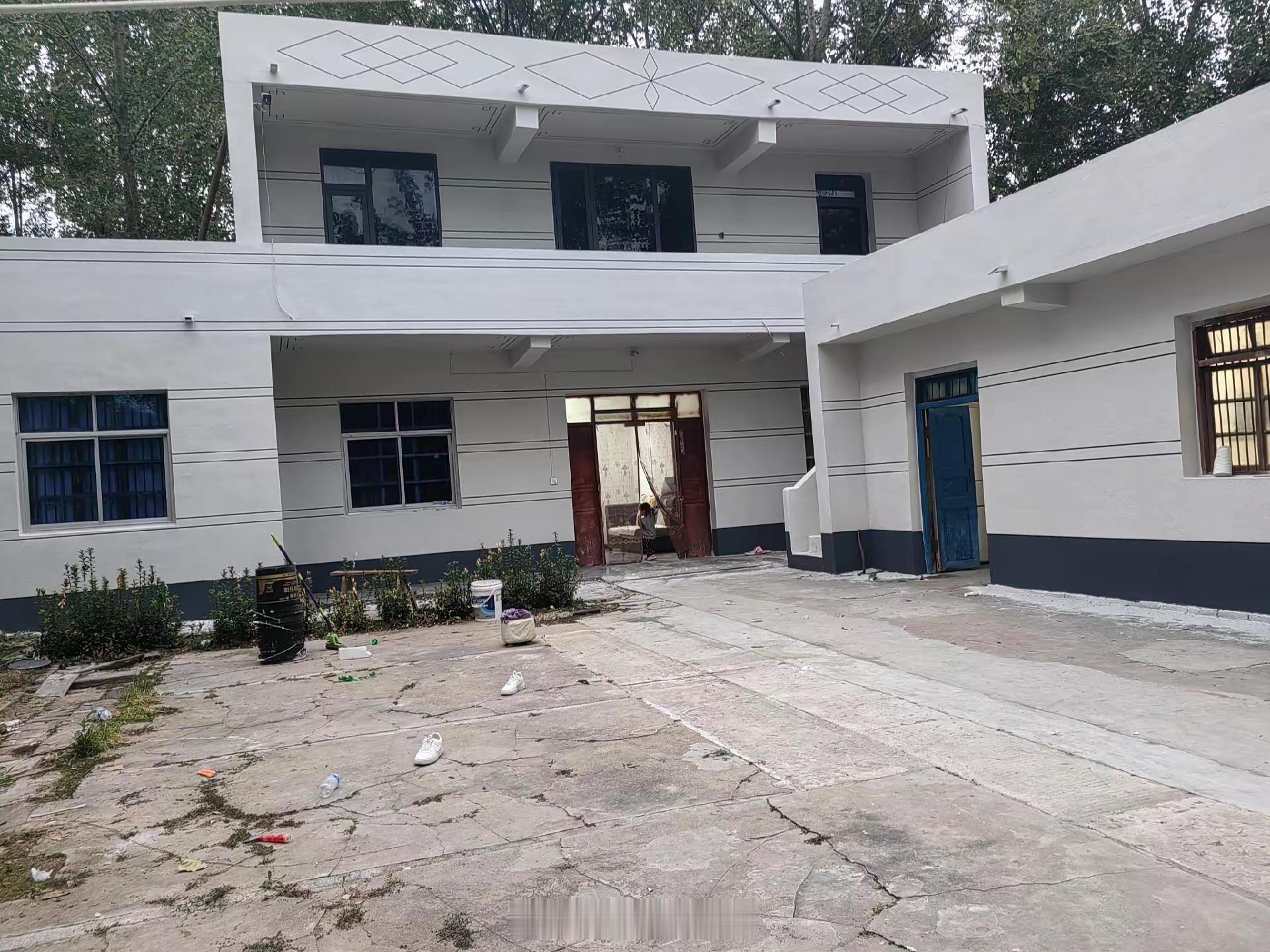 湖北农村网友5w装修的自建房。评论说这风格不要太眼熟，像什么？