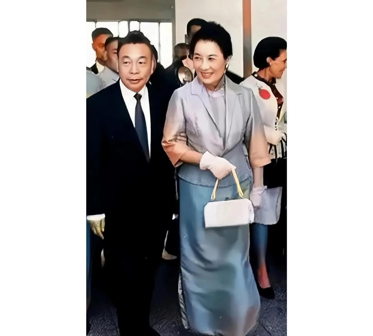 这是蒋经国与继母宋美龄出席活动时的一张老照片，拍摄于1968年的台湾，这不是演戏