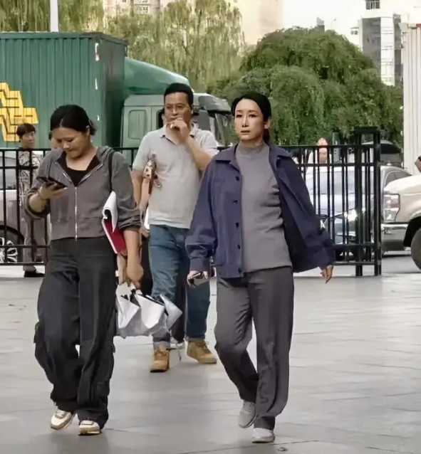 今天我才知道，原来秦海璐在现实生活中，跟普通人的区别这么大，倒不是说她打扮的