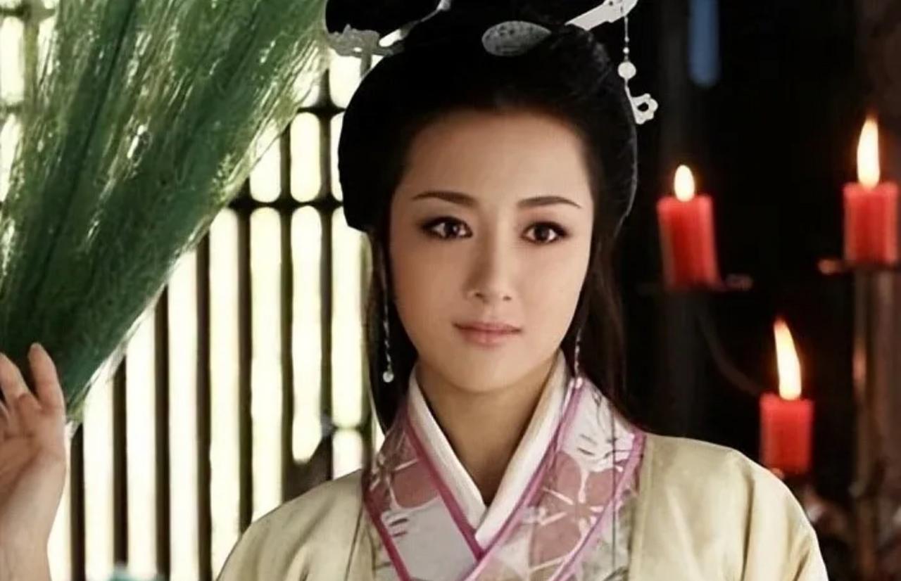 这年孙权带兵出征。40岁军士妫览，偷偷溜进孙权弟弟家，向孙权的18岁弟媳求爱，弟