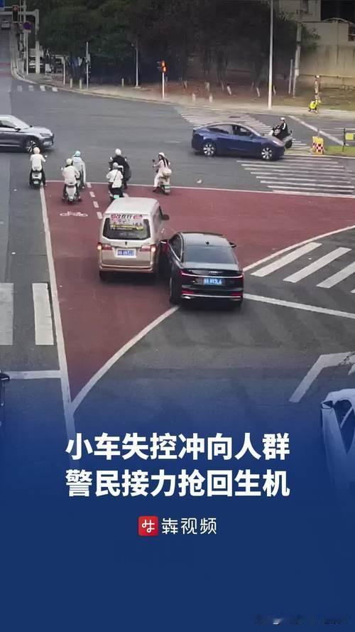 长沙早高峰，失控轿车冲向人群，面包车司机果断横切车身顶住，救下一群等红灯的人。