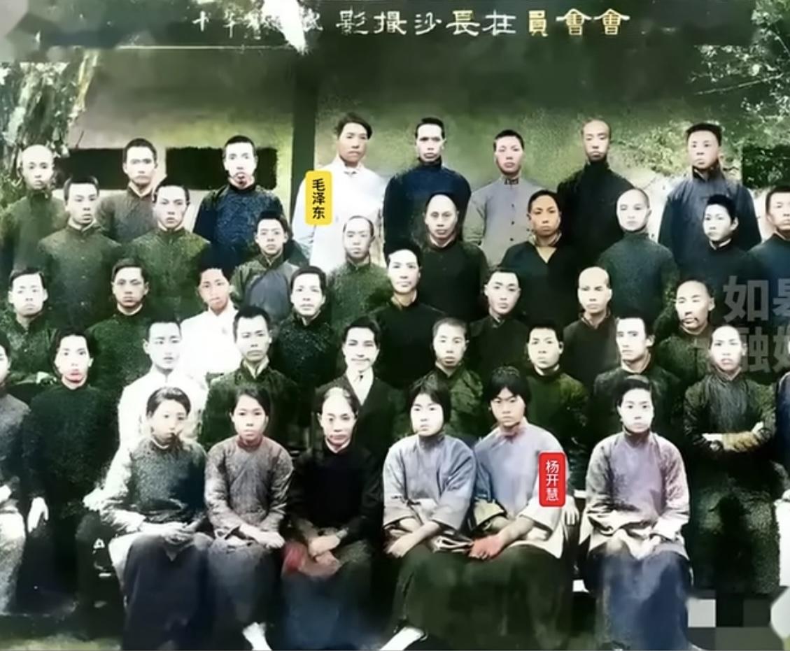 这是杨开慧（右二）和毛主席（最后排，左四）的真实合影，都看看吧，杨开慧烈士有着坚