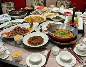 饭局变棋局：人情宴席里的职场算计。今天被一位同事邀请，名义上是四家友好家宴