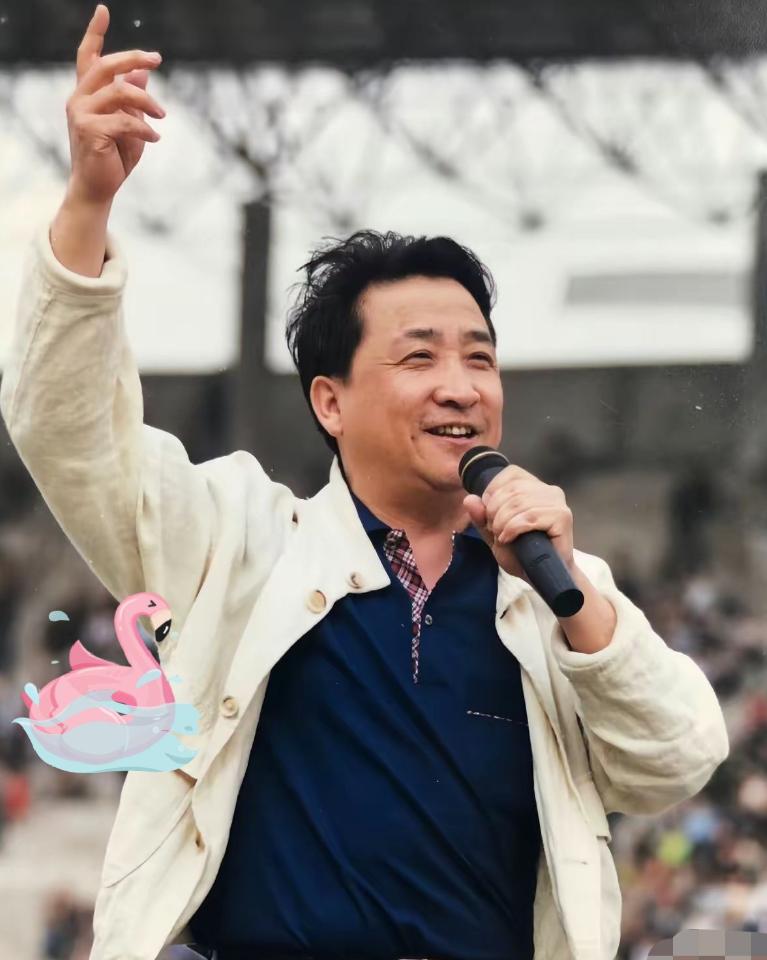 好家伙这一幕属实给我看乐了。加州豪宅，圣诞树下，几张熟脸动情高歌《我和我的祖