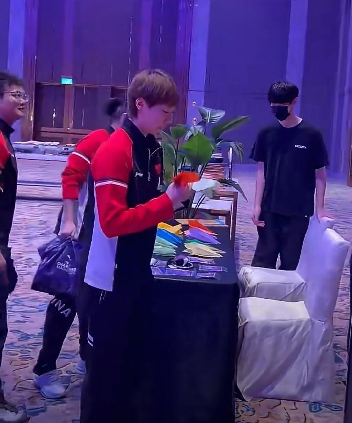 曼昱不要蓝色的纸飞机？！今晚澳门冠军赛欢迎晚宴上玩游戏的曼昱在选择五颜六色的纸