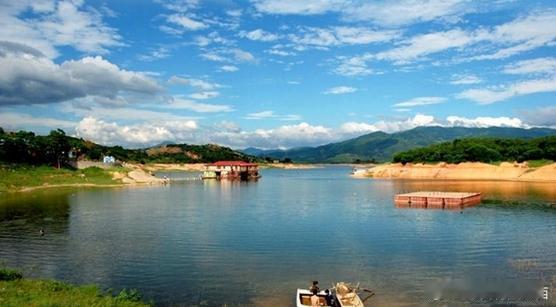 【浙江千岛湖泛舟】春天是千岛湖最美的季节，环千岛湖2200多公里长的湖岸线，千汾