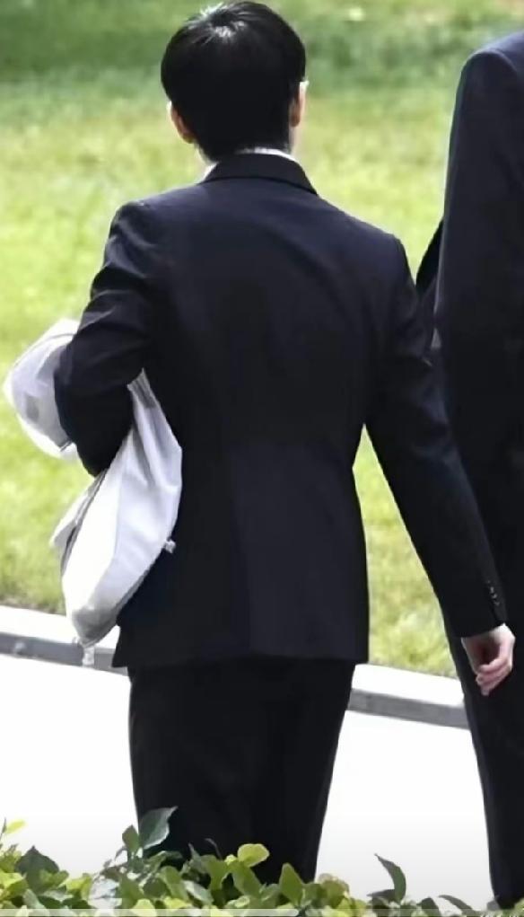 不是说万能的网友吗咋这么不给力了蹲机场围追堵截的那架势去哪里了刷了好几天了