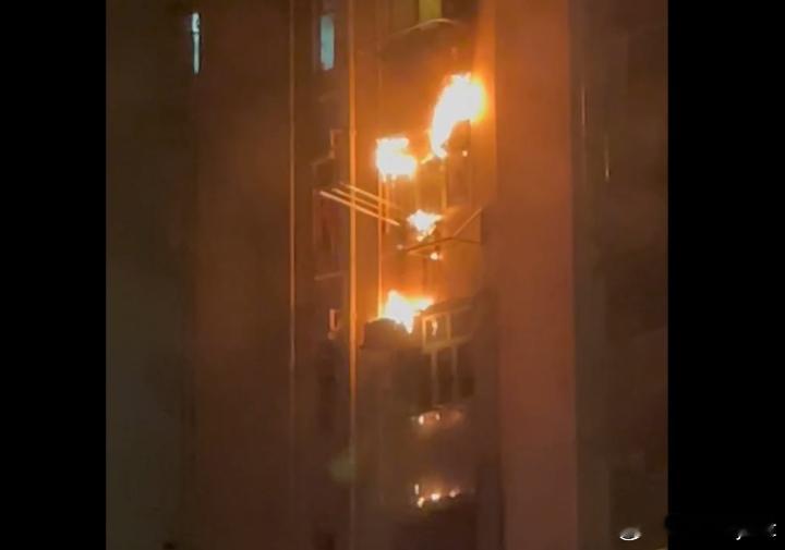 【香港荃湾中心“北京楼”突发火灾百名住户紧急疏散】海外新鲜事香港大埔火灾香港