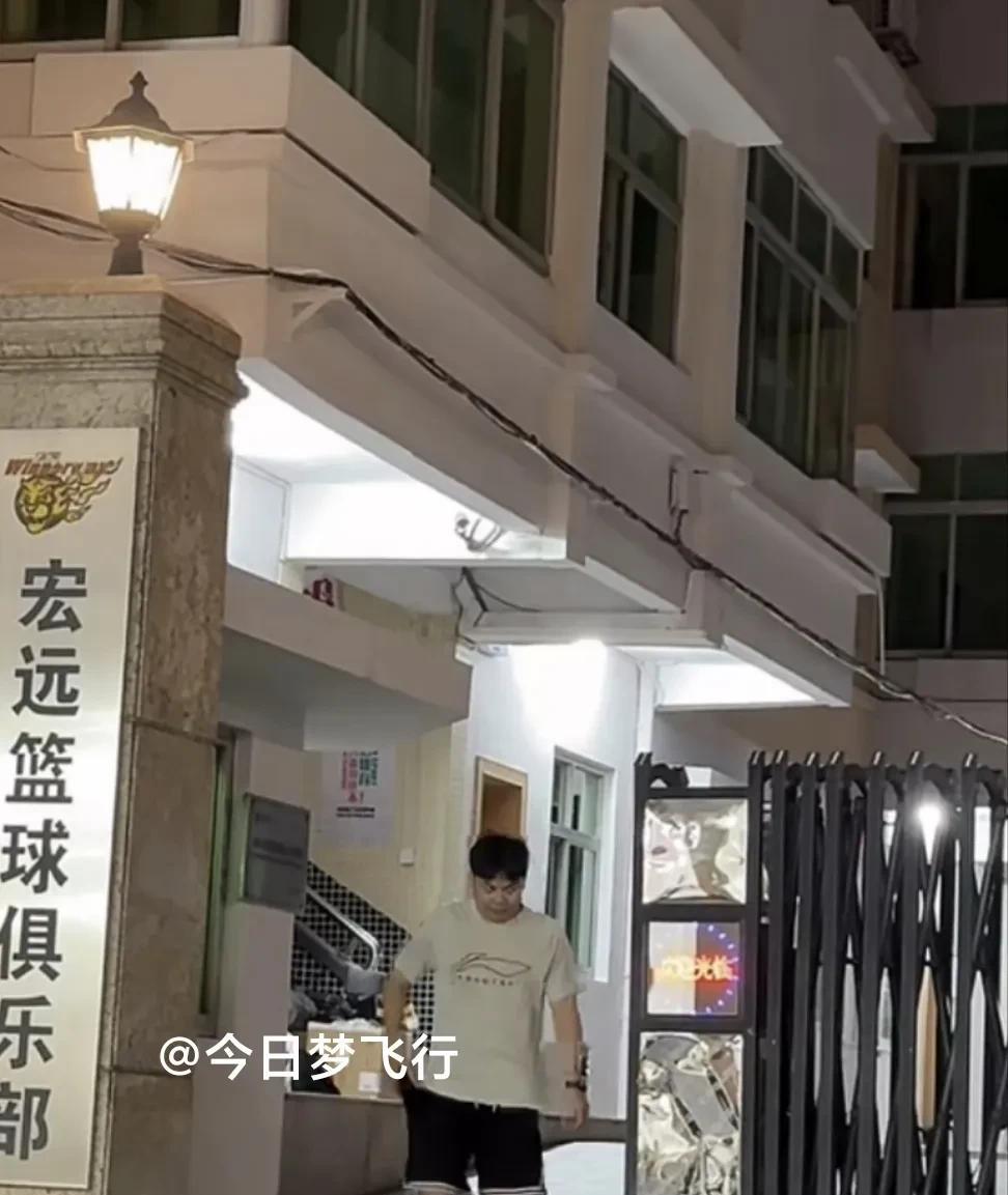 广东队现时正在聚餐，徐杰等球员缺席！傍晚6时，广东队球员从南城训练馆下训回到俱