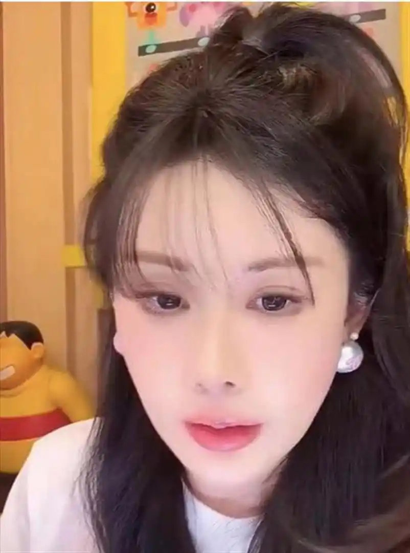 韦雪女儿上大学，陈平亲自陪同，满头银发引人注目，老师差点认错​