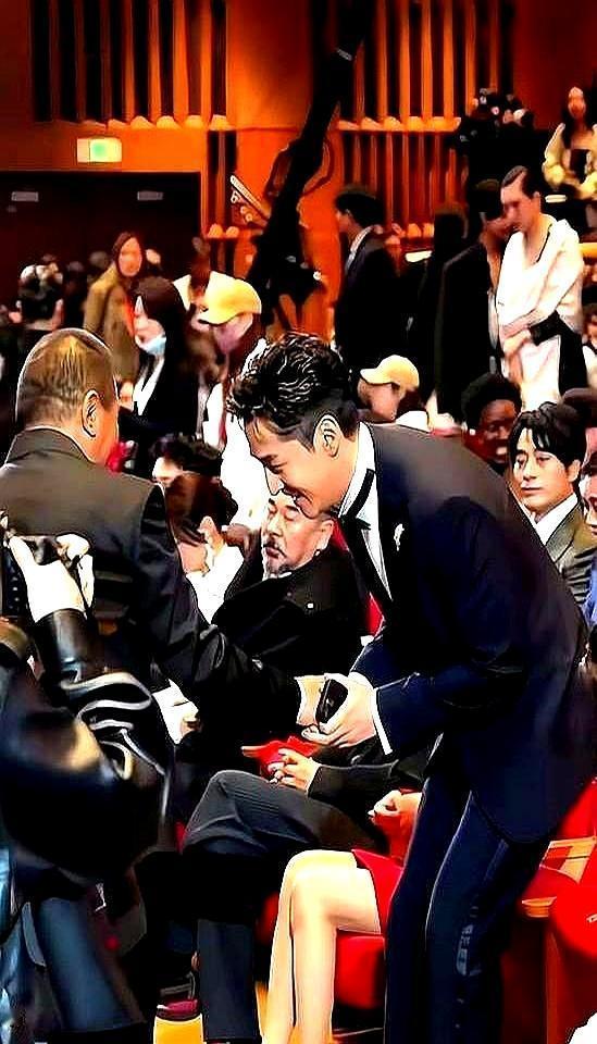 66岁丁勇岱主动伸手，胡歌“弹”了起来，旁边的陈建斌却纹丝不动。胡歌不仅起