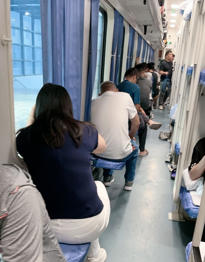 绿皮火车“沉浸式体验”：累并快乐着！