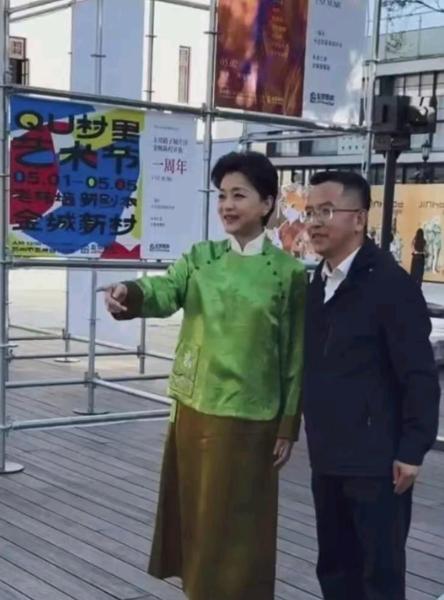 56岁杨澜现身苏州街头，那状态老吓人了。穿着一身贼挺括的中式丝绸套装，蹬着细高跟