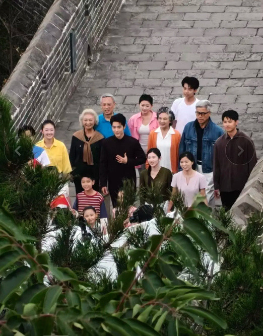 肖战金山岭长城又被偶遇的路人夸了：工作人员说请不要拍照，路人说我们不拍，我们只看～～肖战真的是非常n