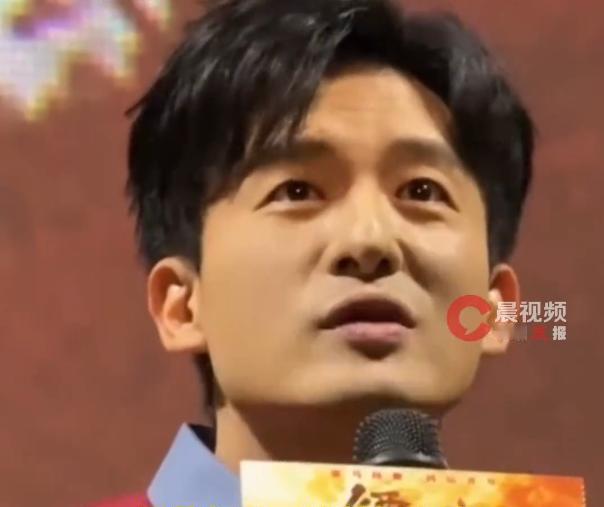 别的演员抢特写镜头，他直接把脸蒙上。孙艺洲回应《镖人》全程戴面具：“我就是个演