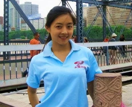 2015年，四川卫视女主播佟瑶在杭州出差，途中突然内急，下车走进路边绿化带方便。