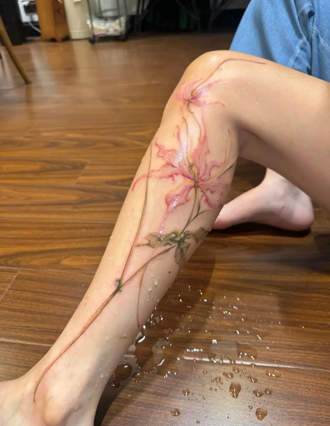 我本来是个挺抗拒纹身的人但看到这有个评论腿上的水珠像是把花从花瓶里拿出来时带在