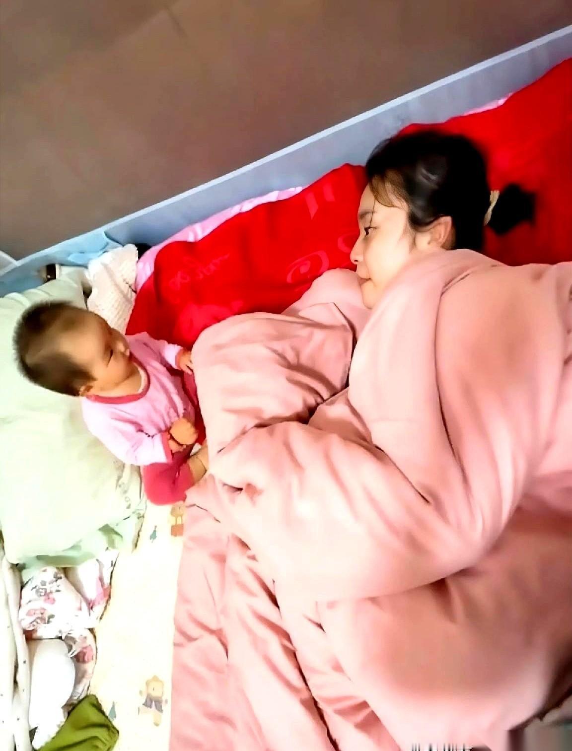 你指着自己的鼻子，一字一顿地教：“叫-妈-妈。”娃瞅着你，眼睛亮晶晶的，然后用