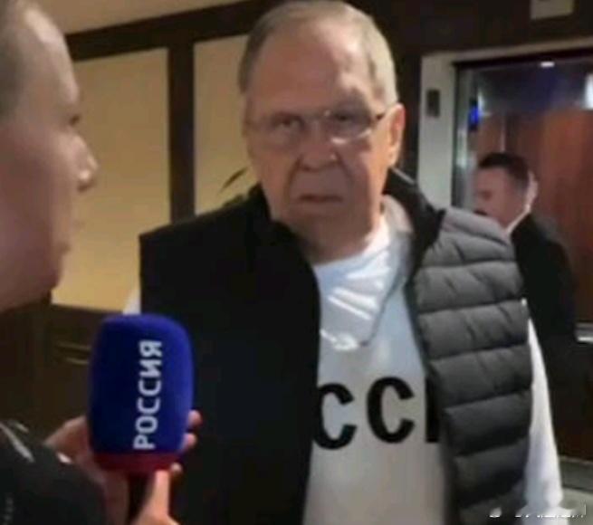 拉夫罗夫抵达阿拉斯加，他胸前衣服标有“CCCP(苏联)”字样。​​​