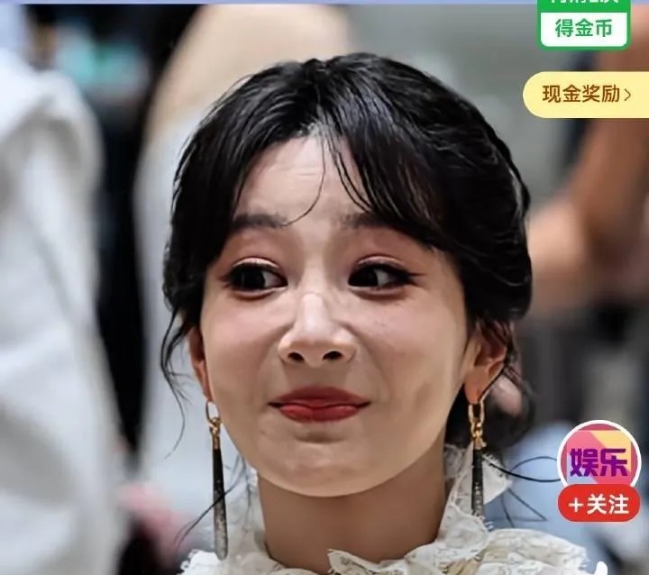 网友说杨紫这张脸像刮大白似的，把她拽上台就能立刻唱个京剧啥的，不用改妆。一做大表
