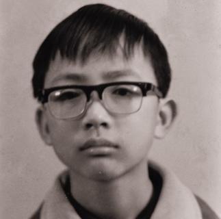 1988年，15岁赖宁因扑救山火牺牲，随后他的故事被收入教材。可是2012年又将