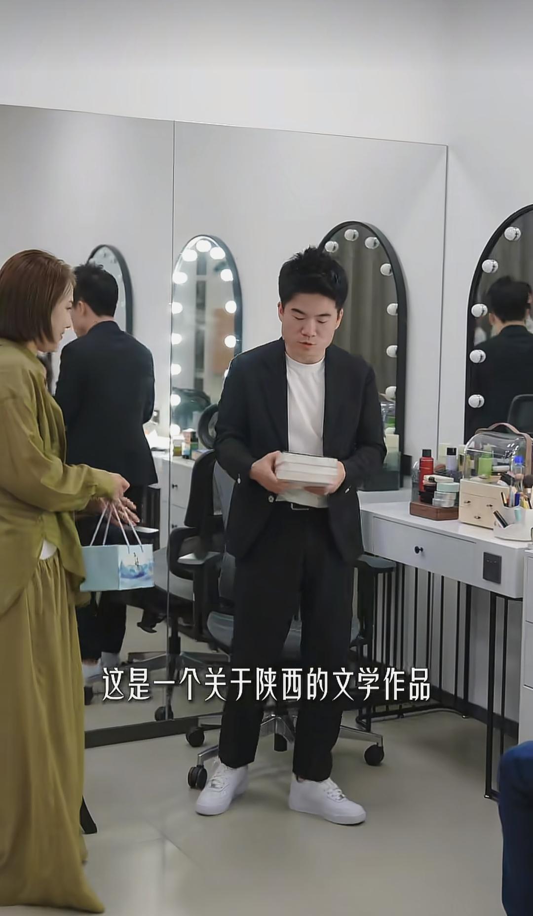 现在才发现，宇辉有个特别的爱好，喜欢给朋友送书。[呲牙笑]昨晚访谈陈楚生，在节