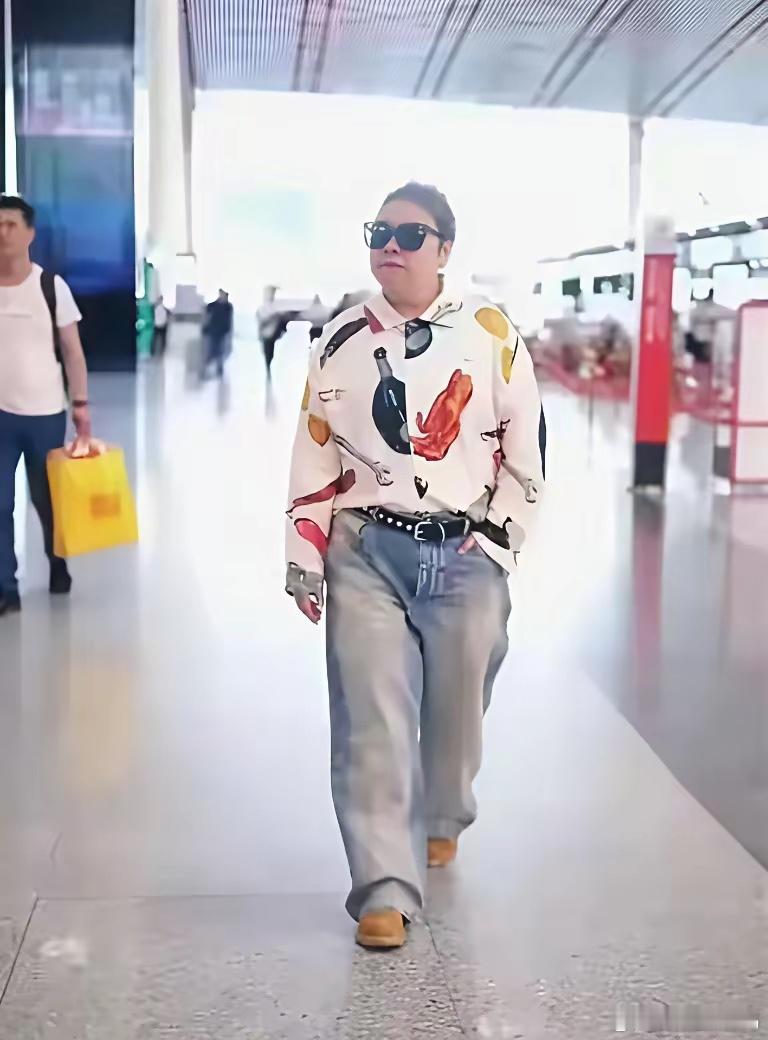 55岁韩红瘦后似换个人，穿花衬衫不丑，意外时髦年轻气质拉风！