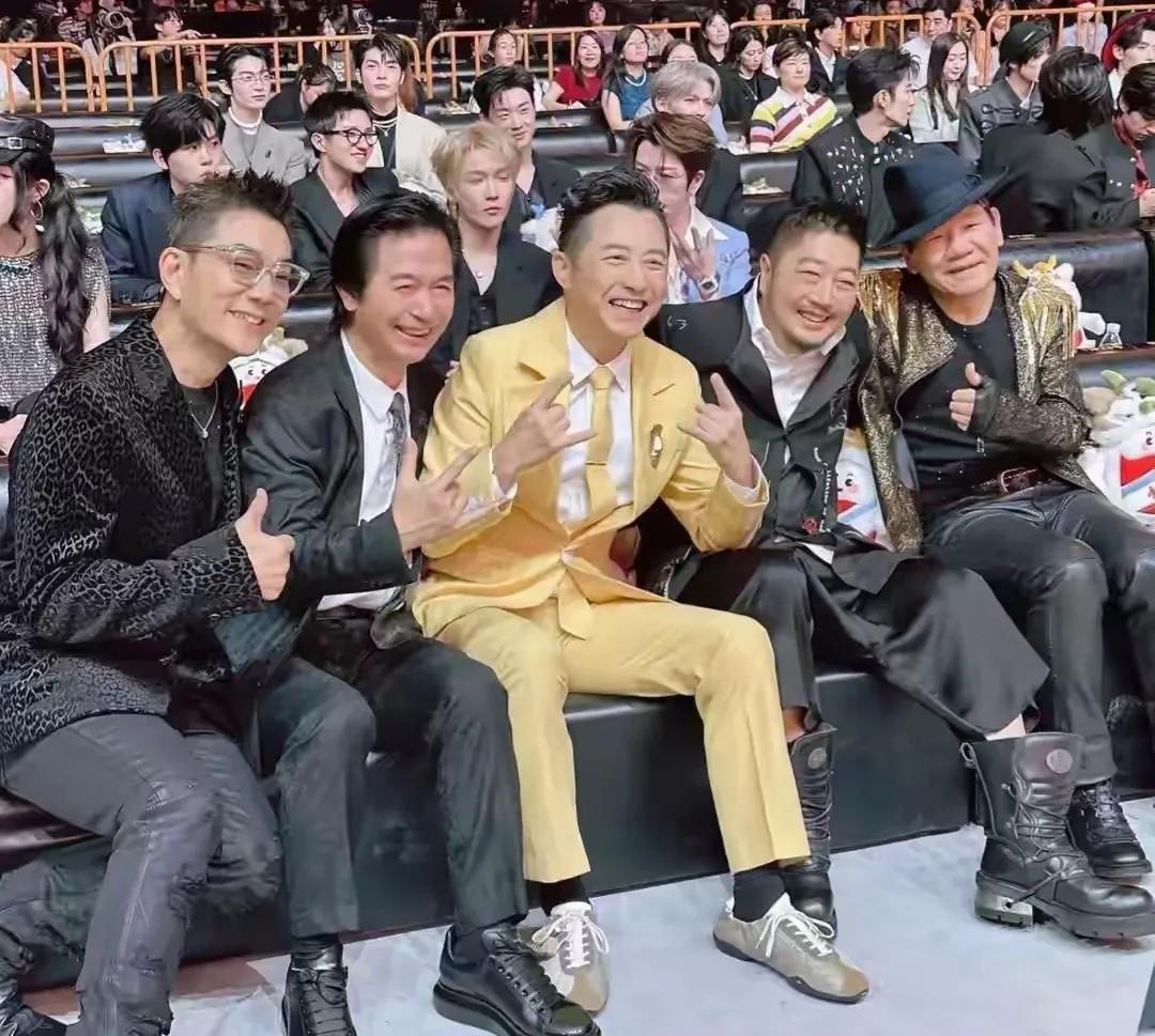 这五位歌手都是当年红极一时，最是贴近大众、家喻户晓，大街小巷都在传唱他们的歌。你