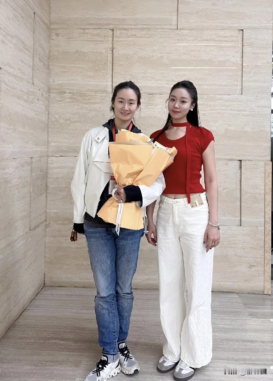 《乡村爱情》王小蒙饰演者王亚彬，身材比例真好，头也好小。作为一名舞蹈家，她往