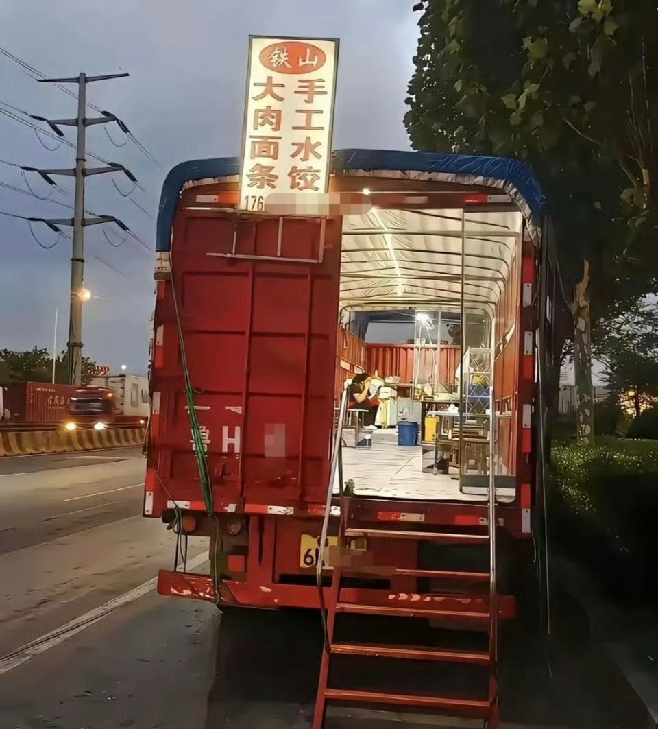 山东某地的水饺摊。要是真普及开了，房东得气死。