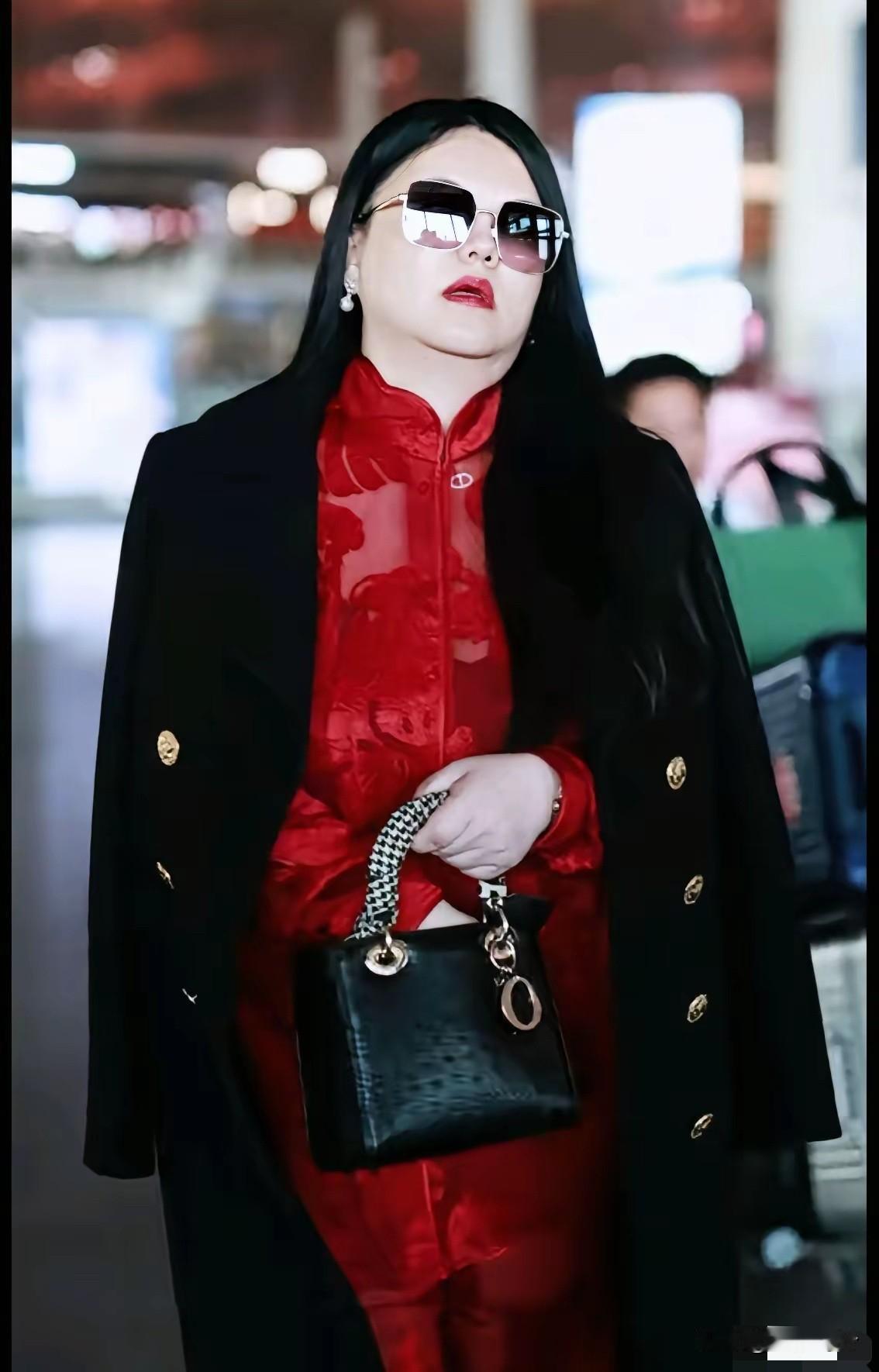 姐就是女王，自信放光芒。原来台柱子，现在承重墙。你看今天李湘和王岳伦现身机